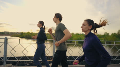 Estilo-De-Vida-Saludable-De-Los-Jóvenes-Tres-Personas-Corren-Al-Aire-Libre-Por-La-Mañana-O-Por-La-Noche